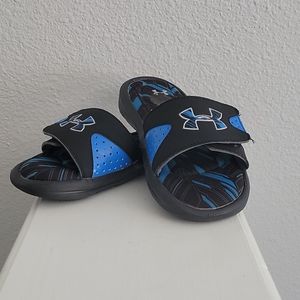Boys size 1 under Armour flipflop